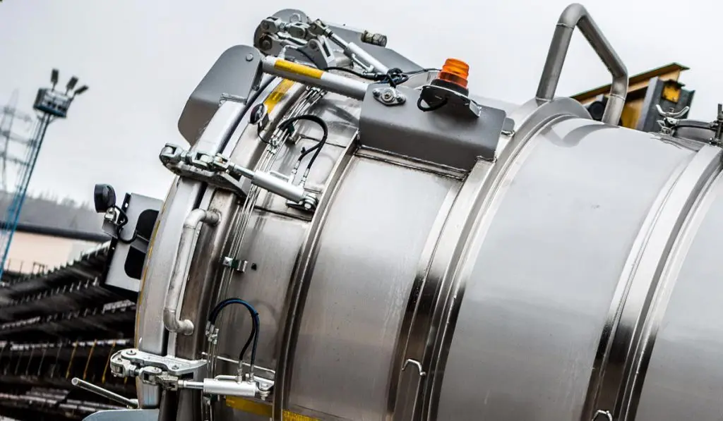 Hydraulically opening and locking rear door